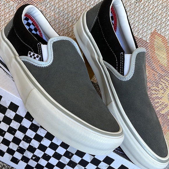 Vans Men’s Skate Slip-On
Reflective Black/Grey
VN0A5FCAN42
Sneakers - Picture 8 of 16